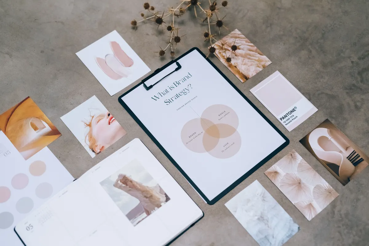 Moodboard de identidad de marca — paleta de colores, tipografía y elementos de diseño
