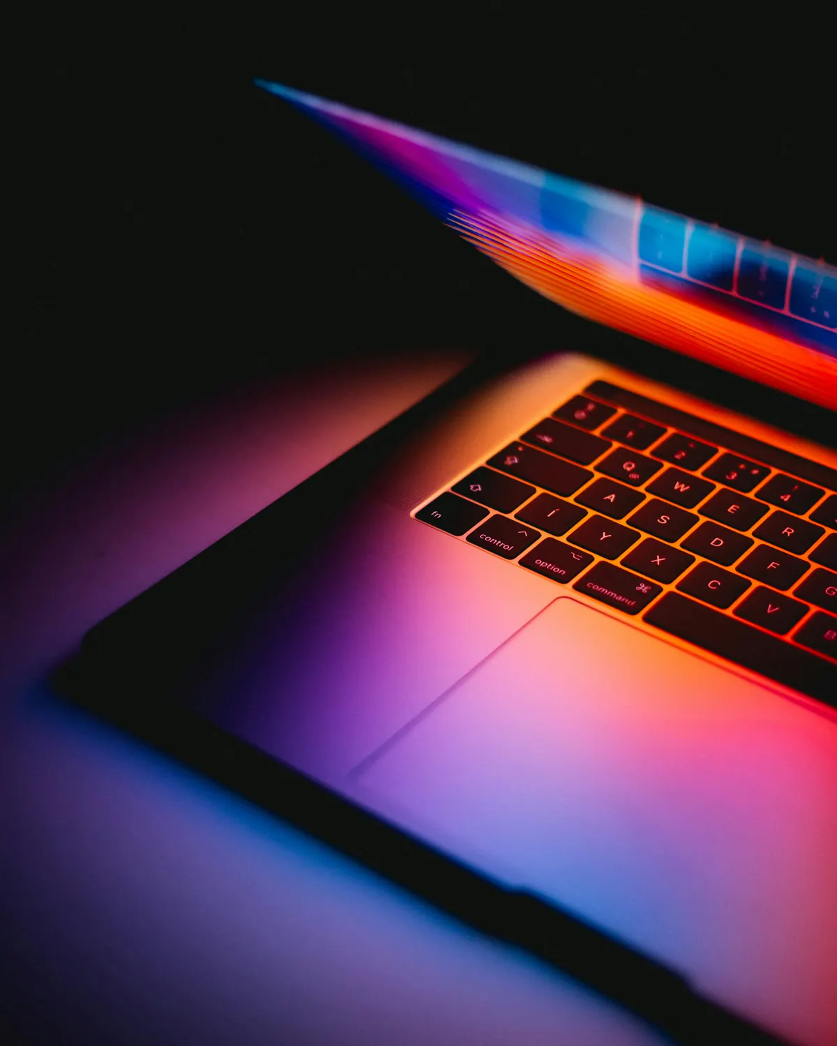Laptop con iluminación de neón — servicio de diseño y desarrollo web